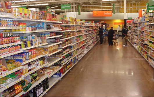 Une photo montre des personnes faisant leurs courses dans une épicerie.
