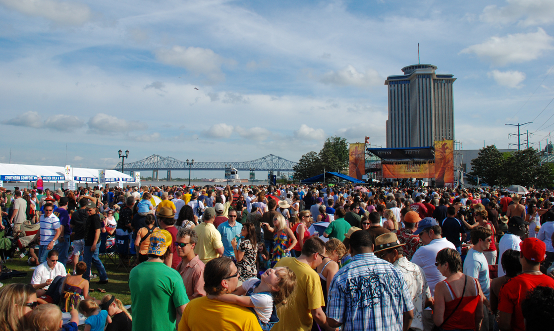 Cette photo montre une foule de personnes lors d'un festival.