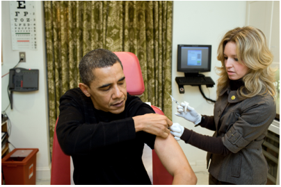 Una enfermera vacuna a Barack Obama contra el H1N1