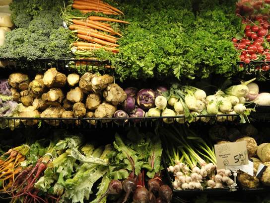 تعرض الصور مجموعة متنوعة من الخضروات الطازجة في متجر البقالة.