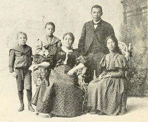 Retrato de Booker T. Washington y su familia, Margaret Murray Washington a su derecha
