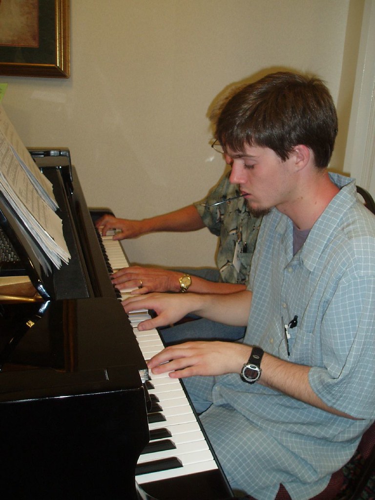 dos individuos tocando un piano