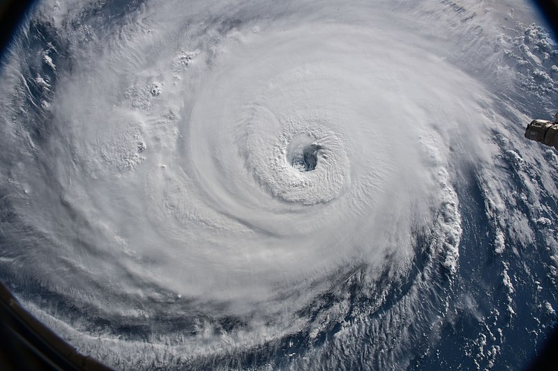 Vista satelital del huracán Florence, que aparece como una espiral blanca