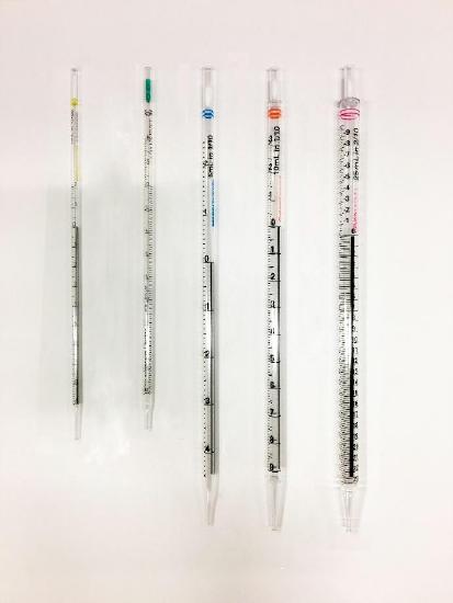various sizes of serological pipettes.