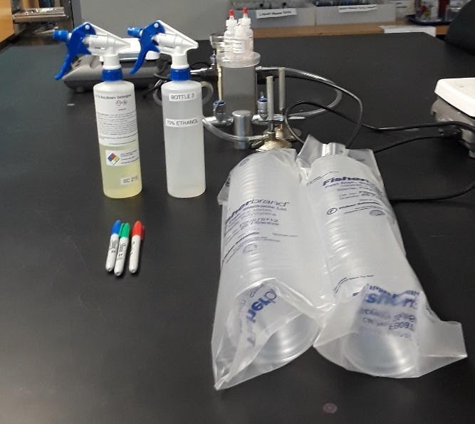 foto de botellas de spray, bolígrafos y mangas de placas de Petri