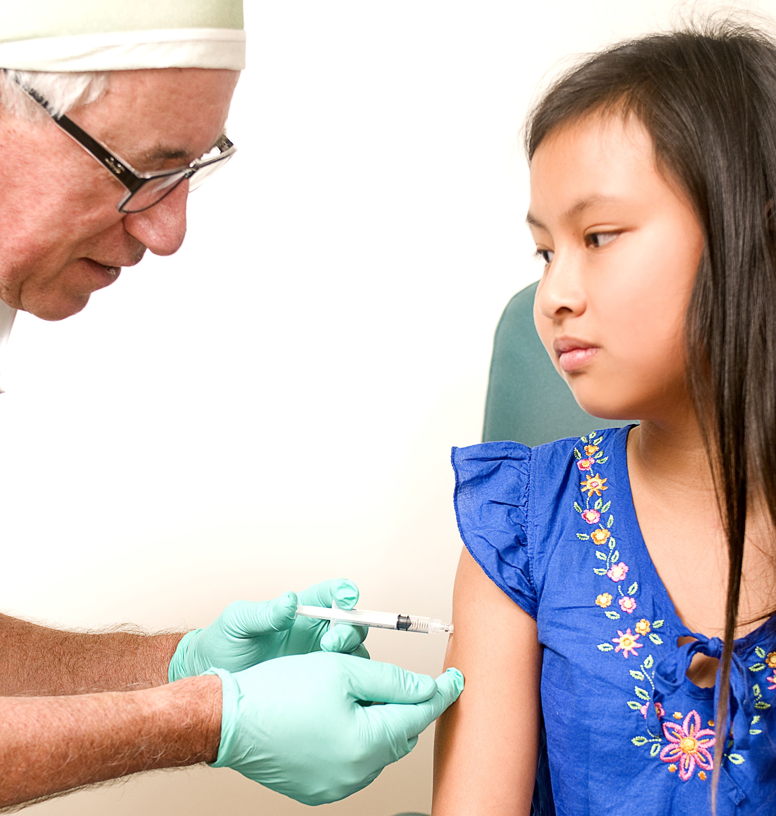 Vacunación de niña