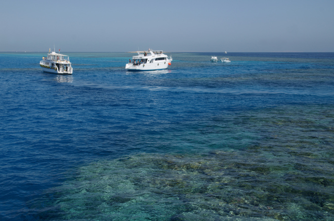 Boats_in_the_corals_of_Red_Sea.jpg