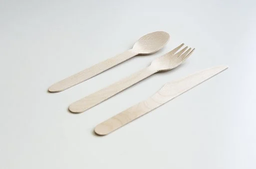Uma colher, garfo e faca de madeira