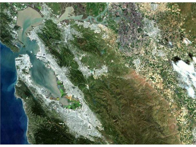 Figura 9.4. Área de la Bahía de San Francisco, California. Esta imagen de Banda 3,2,1 muestra la escorrentía primaveral de las Sierras y otras montañas vecinas hacia la Bahía y hacia el Pacífico (Imagen del Proyecto Landsat 7, NASA).